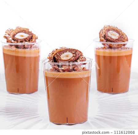 pudding cups arranged in a circular presentation pudding cups arranged in a circular presentation 111612008
