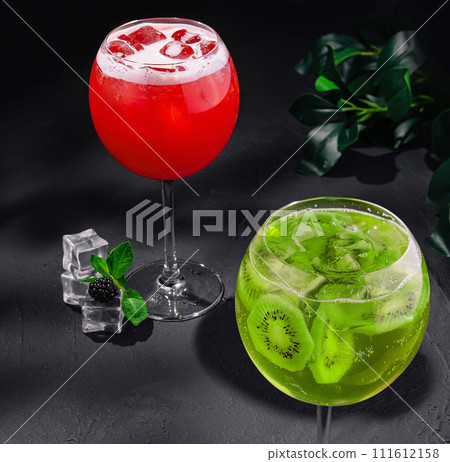 alcoholic cocktails with kiwi and strawberries 111612158