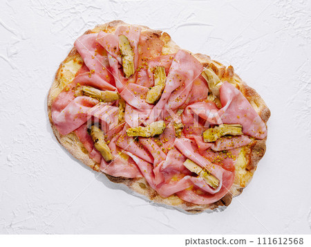 square pizza with ham and artichokes top view 111612568