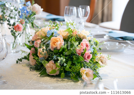 餐桌裝飾:鮮花、色彩柔和 餐桌裝飾:鮮花、色彩柔和 111613066