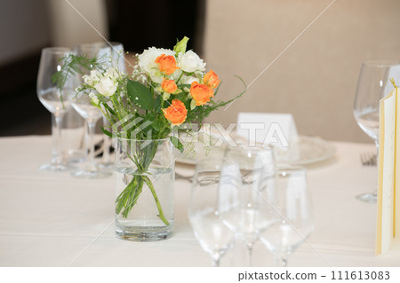 白色和橙色鮮花裝飾 白色和橙色鮮花裝飾 111613083