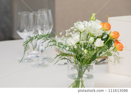 白色和橙色鮮花裝飾 白色和橙色鮮花裝飾 111613086