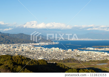 從被登入為日本夜景遺產的日本平眺望富士山和駿河灣。 111613153