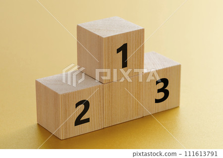 金色背景上的講台 金色背景上的講台 111613791