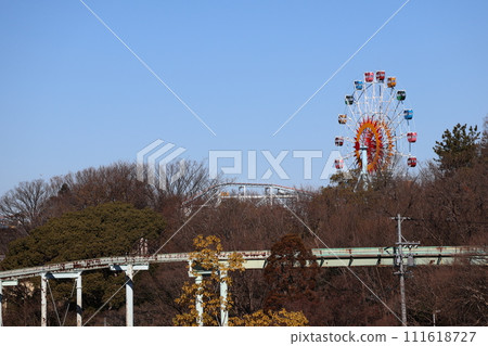 藍天、樹林、單軌鐵路和摩天輪的遊樂園風景 111618727