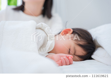 Mother who puts a baby to sleep 111619621