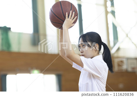 享受籃球的高中女生 111620836