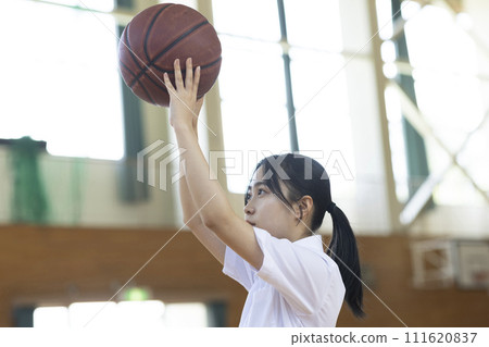 享受籃球的高中女生 111620837