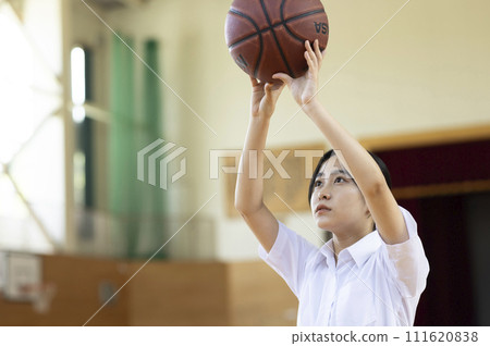 享受籃球的高中女生 111620838