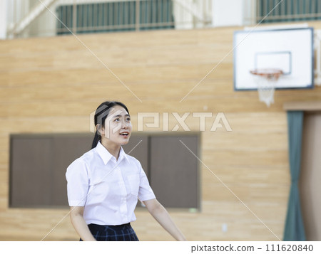 享受籃球的高中女生 111620840