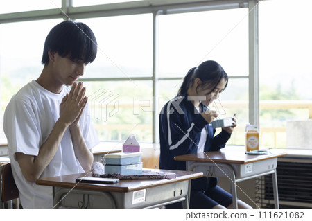 Students eating lunch 111621082