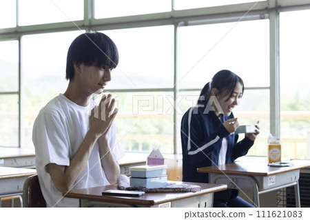 Students eating lunch 111621083