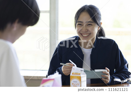 學生們在教室裡吃午餐 111621121