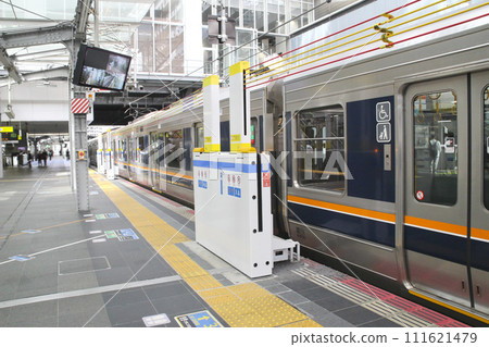 Conventional line being boarded and alighting (platform door rising) 111621479