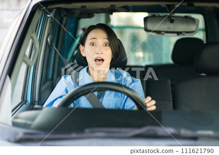 開車時表情驚訝的女工 111621790