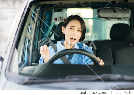 開車時表情驚訝的女工 111621796