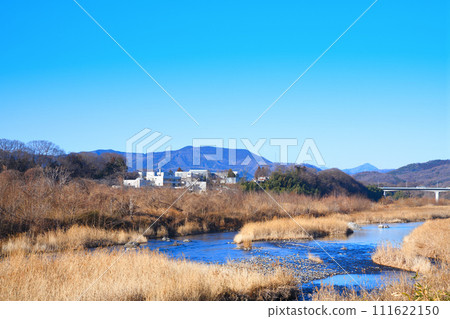 Winter scenery of the main stream of Arakawa, towards Tamayo Bridge, view from near Hanazono Mizube Park 111622150