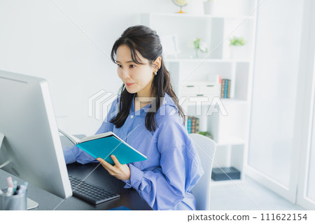 Business woman to check documents 111622154