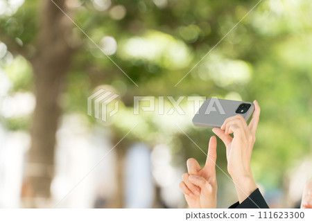 用智慧型手機拍照的女商人的手 用智慧型手機拍照的女商人的手 111623300