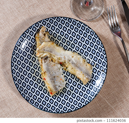 Herring fillet is cooked with spicy salt curing 111624036