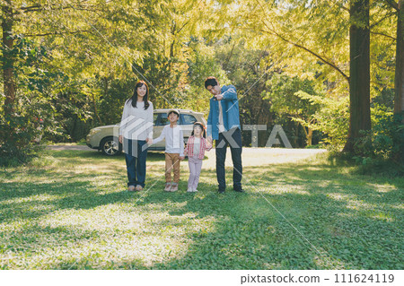 公園 家人 家庭 111624119