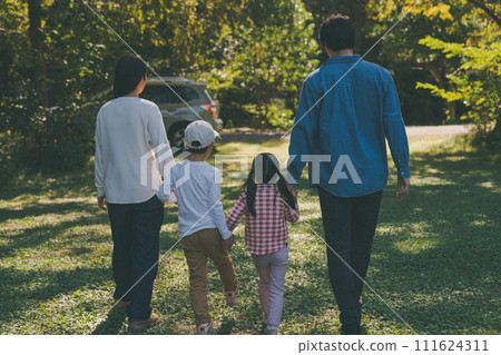 公園 家庭 家族 111624311