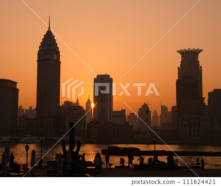 Skyscrapers on the Huangpu River bathed in the setting sun, horizontal composition 111624421