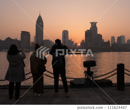 黃浦江上的摩天大樓沐浴在夕陽下，水平構圖 111624487