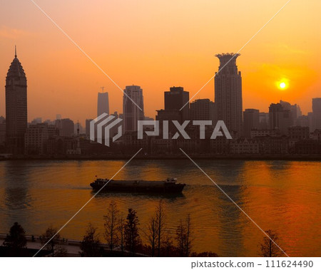 Skyscrapers on the Huangpu River bathed in the setting sun, horizontal composition 111624490