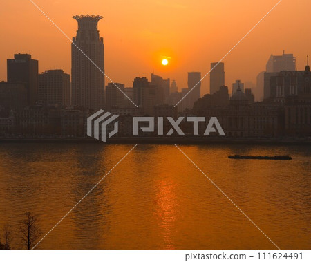 Cityscape dyed by the setting sun, vertical composition 111624491