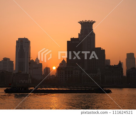 夕陽染成的城市景觀,垂直構圖 夕陽染成的城市景觀,垂直構圖 111624521