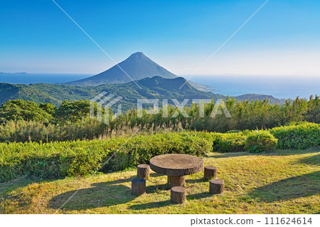 [Mt. Kaimondake from the Shiroro Observation Deck on Mt. Onodake] Eicho-gun, Minamikyushu City, Kagoshima Prefecture 111624614