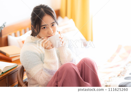 女大學生在房間裡喝茶 111625260