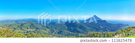 [Mt. Kaimondake and Lake Ikeda from the Shiroro Observation Deck on Mt. Onodake] (High resolution version) Eicho-gun, Minamikyushu City, Kagoshima Prefecture 111625478