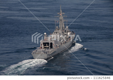 穿越來島海峽大橋的牧波號驅逐艦 111625846