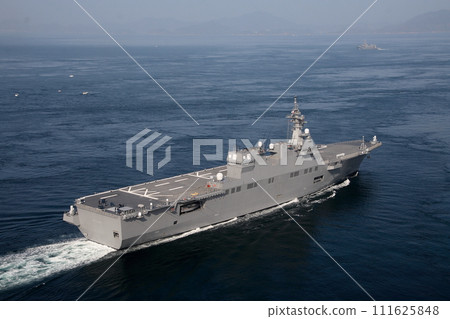 搭載直升機的驅逐艦日向號通過來島海峽大橋 111625848
