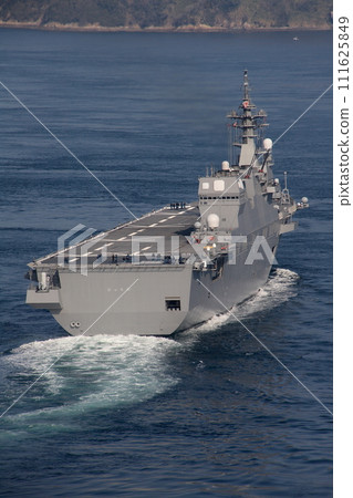 Helicopter-equipped destroyer Hyuuga passing through the Kurushima Kaikyo Bridge 111625849