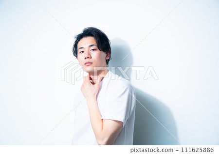 穿著白色 T 恤的男人，白色背景 111625886