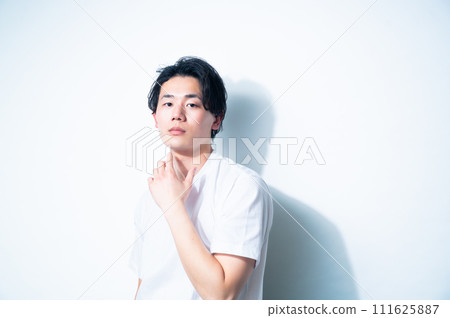 穿著白色 T 恤的男人，白色背景 111625887