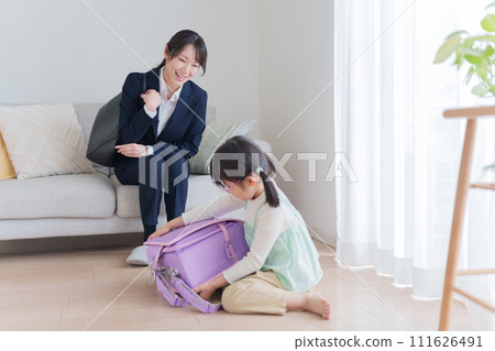 Parent and child getting ready in the morning Parent and child getting ready in the morning 111626491