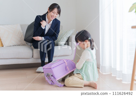 Parent and child getting ready in the morning 111626492