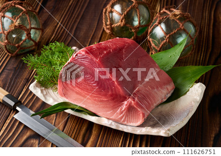 Raw farmed tuna block back 111626751