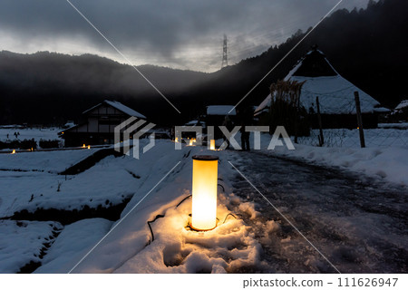 [京都府] 美山茅吹之裡雪燈籠 111626947