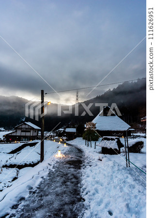 [京都府] 美山茅吹之裡雪燈籠 111626951