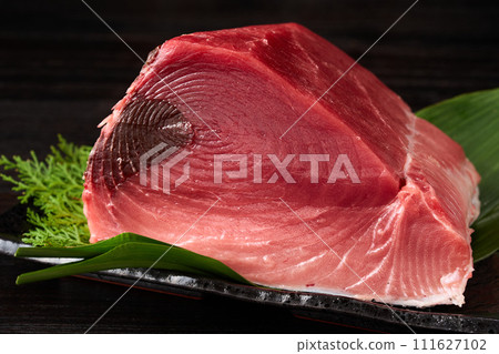 Raw farmed tuna block back Raw farmed tuna block back 111627102
