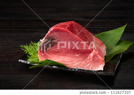Raw farmed tuna block back 111627107