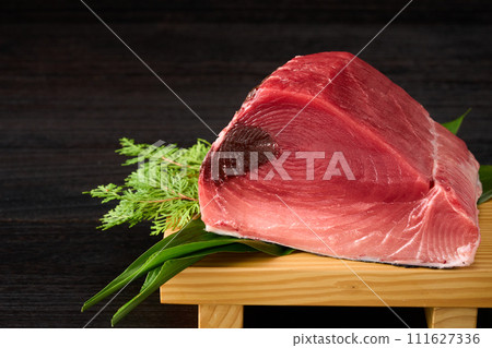 Raw farmed tuna block back 111627336