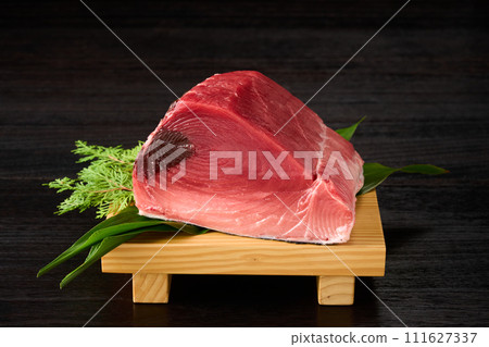 Raw farmed tuna block back 111627337