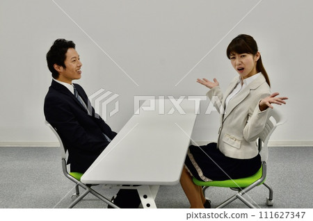 休息或談生意的男女 休息或談生意的男女 111627347