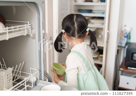 child helping with housework 111627395